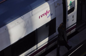 ep archivo   un viajero junto a un tren del ave en la estacion de madrid puerta de atocha en madrid