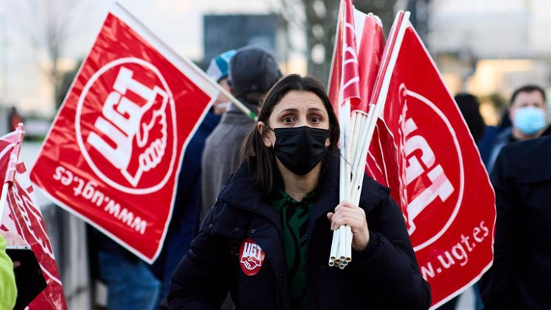 ep archivo una mujer sostiene varios banderines de ugt en una imagen de archivo ep archivo una mujer sostiene varios banderines de ugt en una imagen de archivo