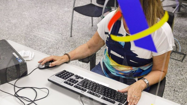 ep archivo   una mujer trabaja en la agencia tributaria