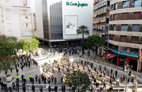 ep archivo   una representacion de la plantilla de el corte ingles frente al edificio de pintor