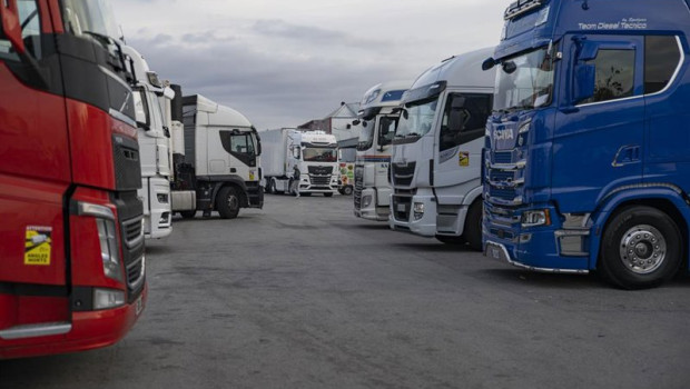 ep archivo   varios camiones estacionados en las inmediaciones de mercabarna tras una convocatoria