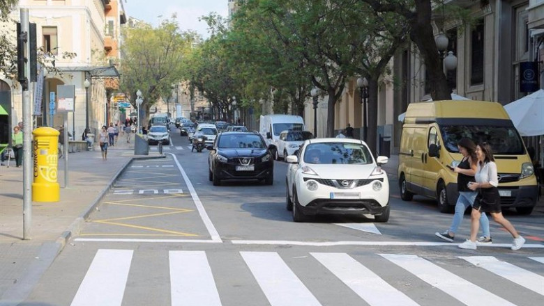 ep archivo   varios coches circulan por la ciudad de alicante en una imagen de archivo