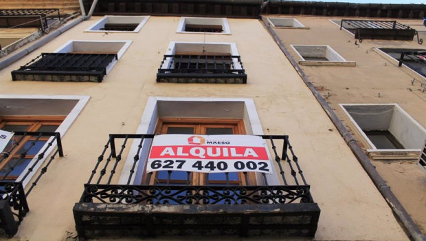 ep archivo   vivienda con un cartel de se alquila
