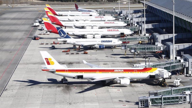 ep aviones aparcados en el aeropuerto adolfo suarez madrid-barajas