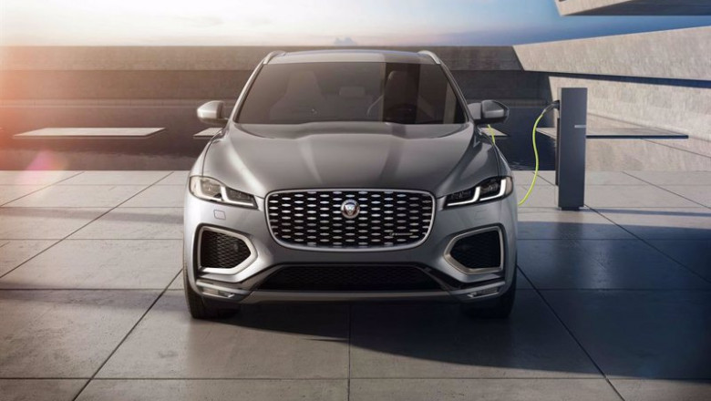 Coche híbrido enchufable cargándose. | JAGUAR ep coche hibrido enchufable cargandose