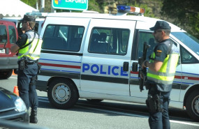 ep dos agentes de la policia nacional junto a una furgoneta de la policia de francia en el punto de