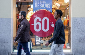 ep dos hombres pasean junto a una tienda de moda de madrid