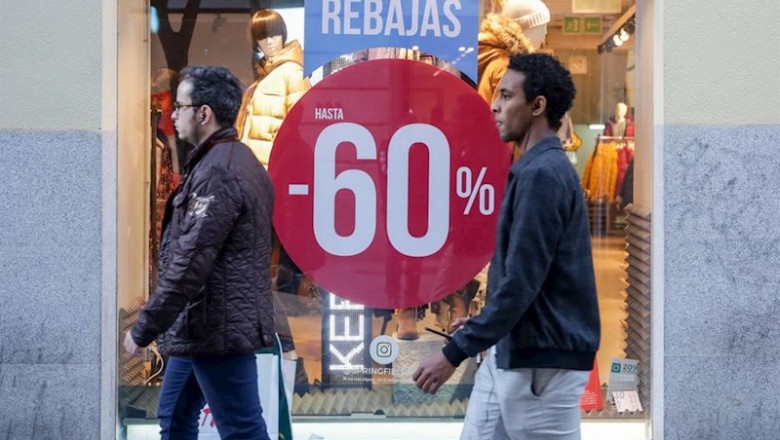 ep dos hombres pasean junto a una tienda de moda de madrid