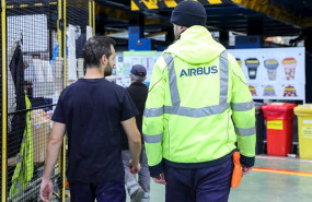 ep dos operarios de la compania airbus en la planta de airbus en getafe en madrid a 27 de noviembre