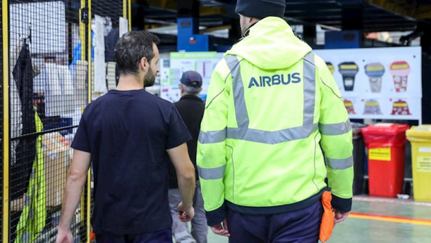 ep dos operarios de la compania airbus en la planta de airbus en getafe en madrid a 27 de noviembre