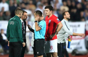 ep el colegiado croata ivan bebek habla con garetth southgate seleccionador ingles tras detener por