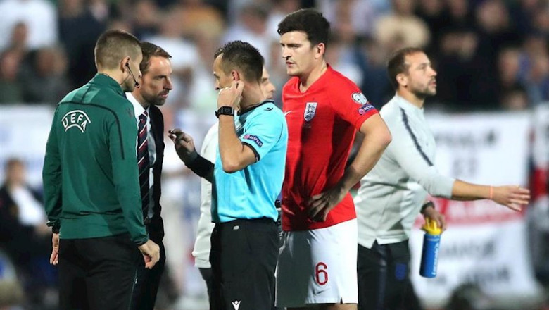 El colegiado croata Ivan Bebek habla con Garetth Southgate, seleccionador inglés, tras detener por cánticos racistas el Bulgaria-Inglaterra | Nick Potts/PA Wire/dpa ep el colegiado croata ivan bebek habla con garetth southgate seleccionador ingles tras detener por