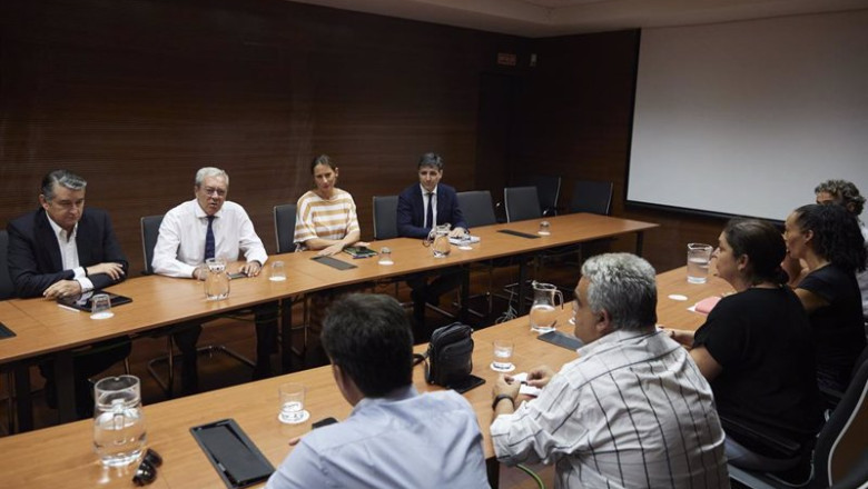El consejero de Economía, Conocimiento, Empresas y Universidad, Rogelio Velasco, junto al viceconsejero de Presidencia, Antonio Sanz, mantienen una reunión con trabajares de la empresa energética sevillana Abengoa | Joaquin Corchero - Europa Press ep el consejero de economia conocimiento empresas y universidad rogelio velasco junto al