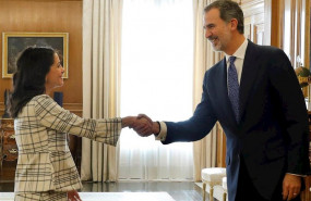 ep el rey felipe vi d saluda a la portavoz de ciudadanos ines arrimadas durante la audiencia este ep el rey felipe vi d saluda a la portavoz de ciudadanos ines arrimadas durante la audiencia este