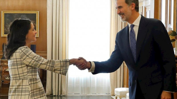 ep el rey felipe vi d saluda a la portavoz de ciudadanos ines arrimadas durante la audiencia este