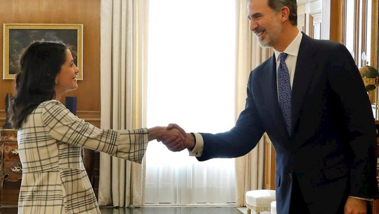 El rey Felipe VI (d) saluda a la portavoz de Ciudadanos Inés Arrimadas, durante la audiencia este miércoles en el Palacio de la Zarzuela, | Pool ep el rey felipe vi d saluda a la portavoz de ciudadanos ines arrimadas durante la audiencia este