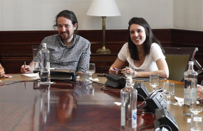 ep el secretari general dunides podem pablo iglesias i la portaveu parlamentria dunides podem irene