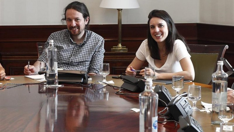 ep el secretari general dunides podem pablo iglesias i la portaveu parlamentria dunides podem irene