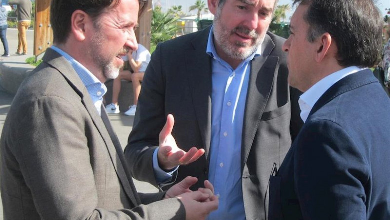 ep el senador fernando clavijo en el centro de la foto