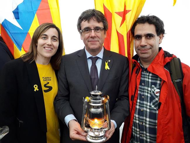 El expresidente de la Generalitat Carles Puigdemont recibe la Flama del Canigó | ÒMNIUM ep expresidentela generalitat carles puigdemont recibeflamacanigo