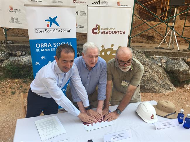 Firma del convenio entre La Caixa y Fund. Atapuerca. | LA CAIXA. ep firmaconveniola caixafund atapuerca