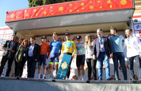 ep foto de familia tras la etapa de la vuelta ciclista a andalucia finalizada en ubeda jaen