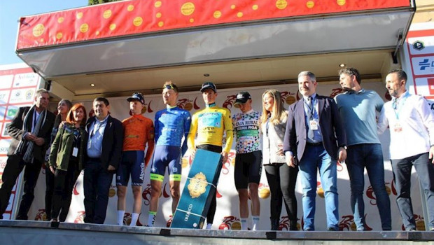 ep foto de familia tras la etapa de la vuelta ciclista a andalucia finalizada en ubeda jaen