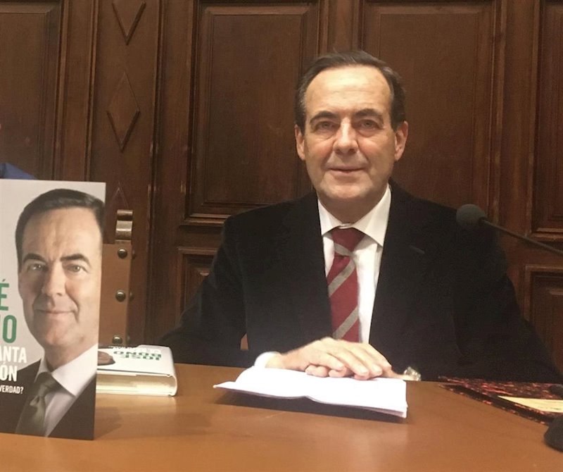 ep jose bono en la universidad de salamanca para presentar su nuevo libreo se levanta la sesion