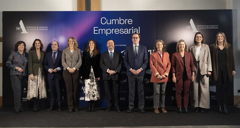 La alcaldesa de Vitoria-Gasteiz, Maider Etxebarria, el presidente de SEA, Juan Antonio Sánchez, y el presidente de CEOE, Antonio Garamendi, durante la apertura de la cumbre empresarial 'Liderando en incertidumbre', | Iñaki Berasaluce - Europa Press ep la alcaldesa de vitoria gasteiz maider etxebarria el presidente de sea juan antonio sanchez y el 20251205181704