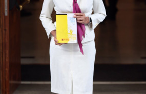 ep la ministra de hacienda maria jesus montero posa con el libro amarillo antes de presentar el