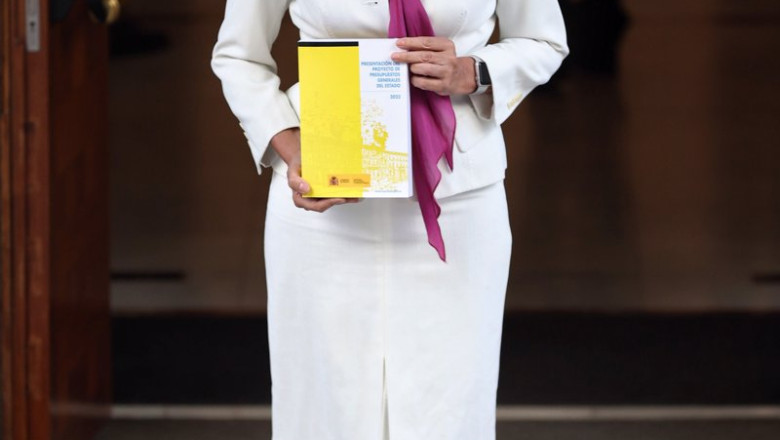 ep la ministra de hacienda maria jesus montero posa con el libro amarillo antes de presentar el ep la ministra de hacienda maria jesus montero posa con el libro amarillo antes de presentar el