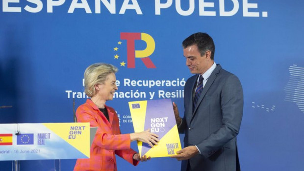 ep la presidenta de la comision europea ursula von der leyen y el presidente del gobierno