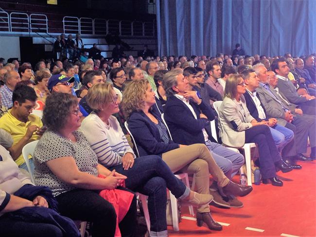 López Crespo, candidato del PP por A Coruña, en un mitin en Ribeira | EUROPA PRESS - Archivo ep lopez crespo candidatoppa coruna enmitinribeira