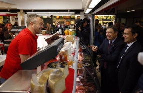 ep luis planas y francisco cuenca a la derecha en la imagen conversan con un comerciante de merca80