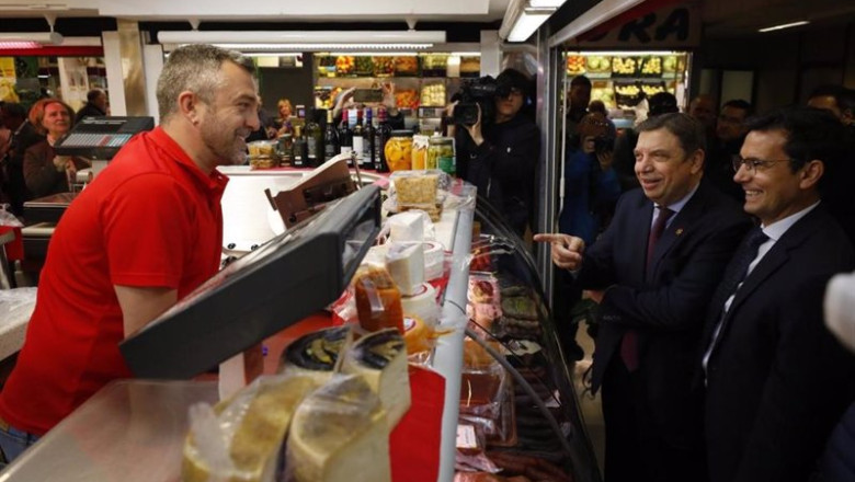 ep luis planas y francisco cuenca a la derecha en la imagen conversan con un comerciante de merca80 ep luis planas y francisco cuenca a la derecha en la imagen conversan con un comerciante de merca80