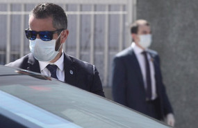ep miembros de seguridad con mascarilla escoltan al presidente del gobierno pedro sanchez durante la