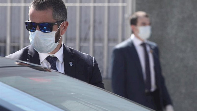 Miembros de seguridad con mascarilla escoltan al presidente del gobierno, Pedro Sánchez, durante la visita que ha realizado a las instalaciones interiores de la empresa Hersill, donde gracias al programa de reorientación de líneas industriales y producció | Eduardo Parra - Europa Press ep miembros de seguridad con mascarilla escoltan al presidente del gobierno pedro sanchez durante la