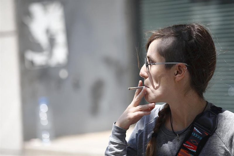 ep mujer fumando un cigarro