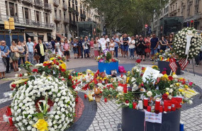 ep ofrendas florales en la rambla por el primer aniversario de los atentados del 17a en una foto de