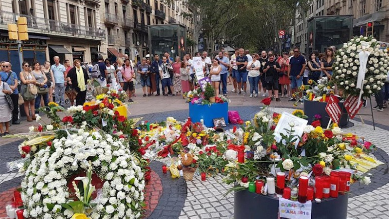 ep ofrendas florales en la rambla por el primer aniversario de los atentados del 17a en una foto de ep ofrendas florales en la rambla por el primer aniversario de los atentados del 17a en una foto de