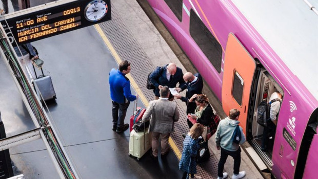 ep pasajeros en la estacion de tren de atocha a 21 de octubre de 2024 en madrid espana
