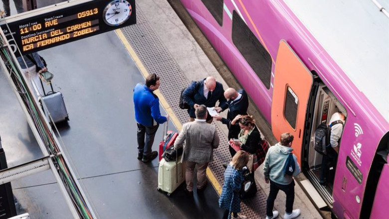 ep pasajeros en la estacion de tren de atocha a 21 de octubre de 2024 en madrid espana ep pasajeros en la estacion de tren de atocha a 21 de octubre de 2024 en madrid espana