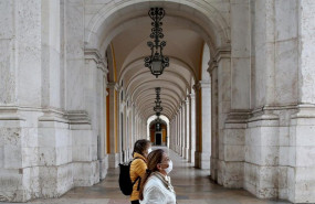 ep personas con mascaras por el coronavirus en lisboa