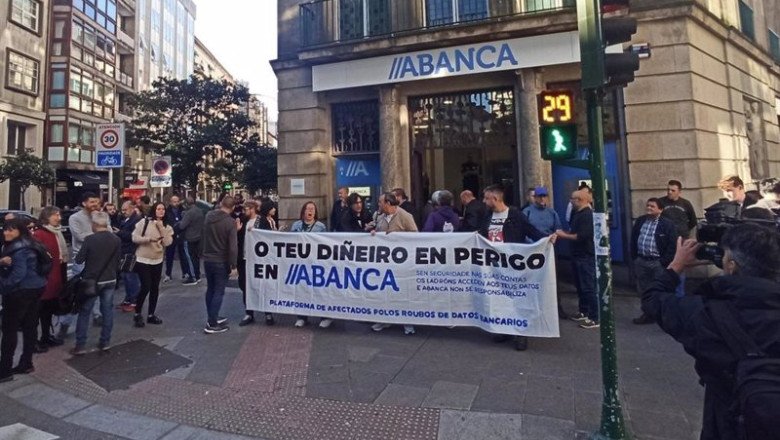 ep protesta de la plataforma de afectados polos roubos de datos bancarios ante una oficina de abanca ep protesta de la plataforma de afectados polos roubos de datos bancarios ante una oficina de abanca