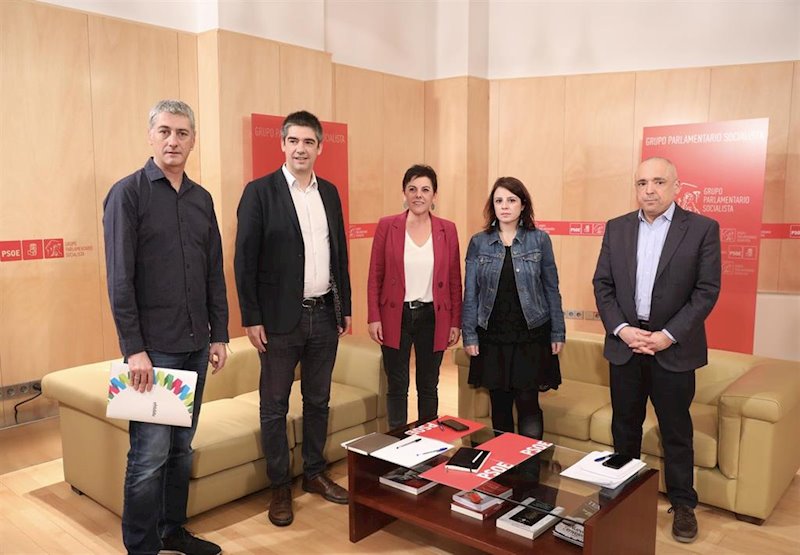 ep reunion de parlamentarios de eh bildu y psoe en el congreso de los diputados