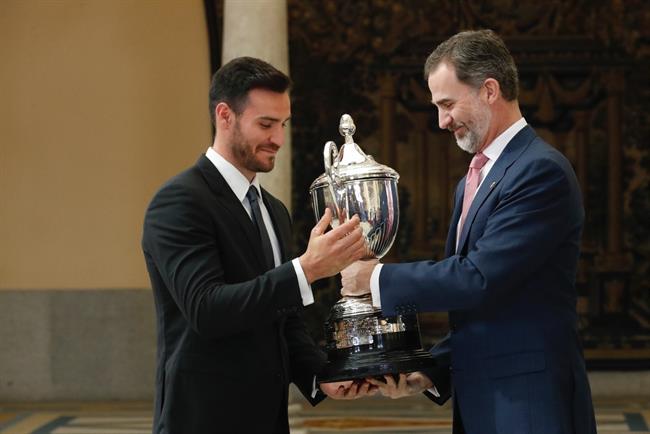 El Rey Felipe le entrena el premio a Saúl Craviotto | CASA DE S.M. EL REY ep rey felipeentrenapremiosaul craviotto