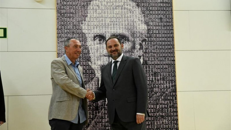 El secretario de Organización del PSOE y ministro de Fomento en funciones, José Luis Ábalos (2i), y el único representante de Compromís en la Cámara Baja y portavoz del grupo político, Joan Baldoví (1i), se saludan antes de su reunión para hablar sobre la | Oscar Cañas - Europa Press ep secretarioorganizacionpsoeministrofomentofunciones jose luis abalos 2i y el unico representantecompromisla camara bajaportavozgrupo politico joan baldovi 1i se saludandereunionhablarla