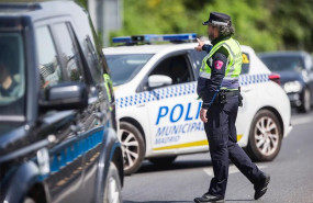 ep un agente de la policia municipal de madrid en un control policial en una de las salidas de la