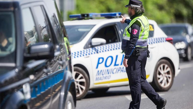 ep un agente de la policia municipal de madrid en un control policial en una de las salidas de la