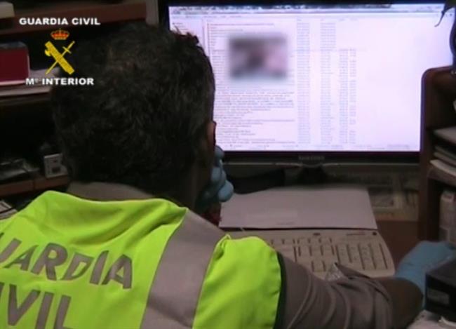 Un agente de la Guardia Civil observa una pantalla de ordenador | EUROPA PRESS/GUARDIA CIVIL/ARCHIVO ep un agentela guardia civil observapantallaordenador